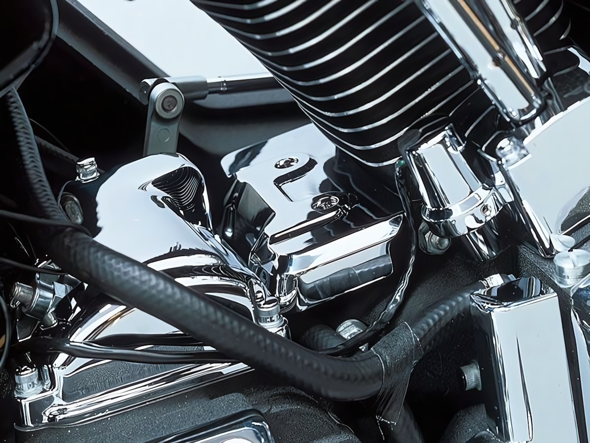 Kuryakyn Cover de Base de Cilindro Trasero para Harley Davidson