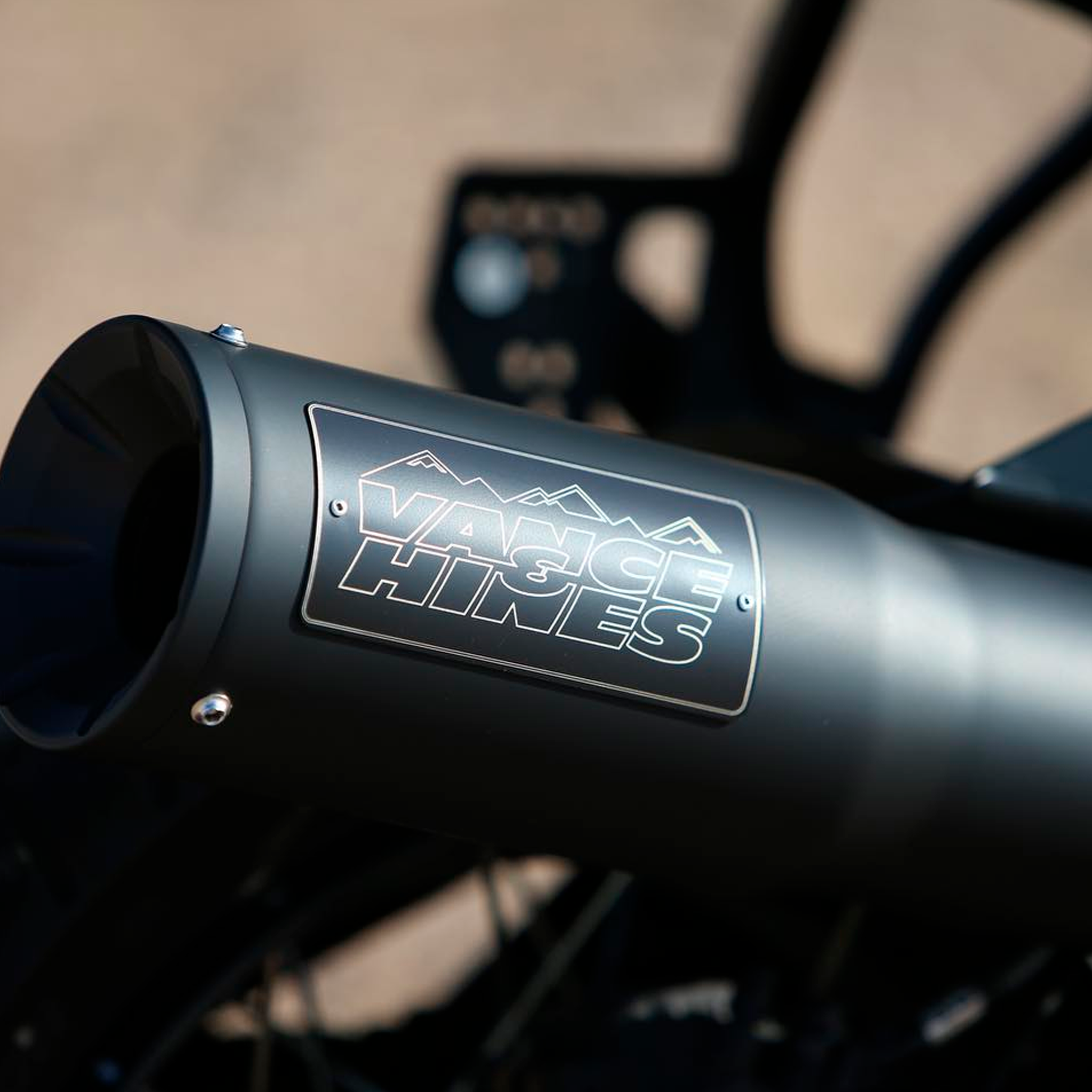 Escape Vance & Hines Adventure Hi-Output 450 Negro para Harley Davidson Pan America 1250 (Cola)